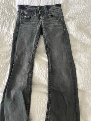 Grå bootcut jeans med vit söm - Säljer ett par grå bootcut jeans med vit söm från Gina tricot i storlek 146. 