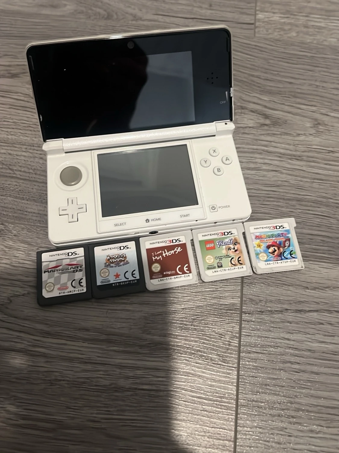Vit Nintendo 3DS med spel