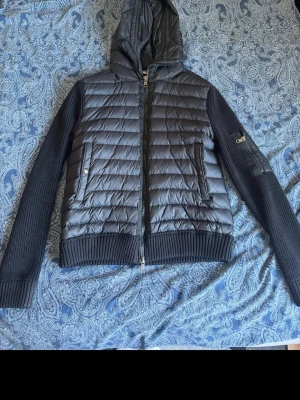 Moncler Cardigan - Säljer denna då den ej används längre. Den är i L men passar M! Pris kan diskuteras!