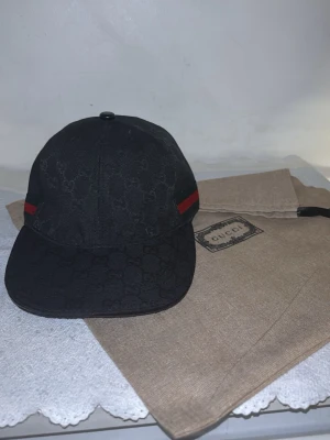 svart canvas S - Svart canvas i S. Passar dig som söker efter keps. Helt nytt. Dustbag tillkommer med köpet. Också tagget. Passa på - billigast i stan. Helt ny.