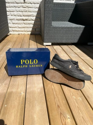 Ralph Lauren skor - Ett par stilrena Ralph Lauren skor i storlek 43 canvas material, box ingår. Helt okej skick därmed det billiga priset! Hör av dig vid frågor!🤩