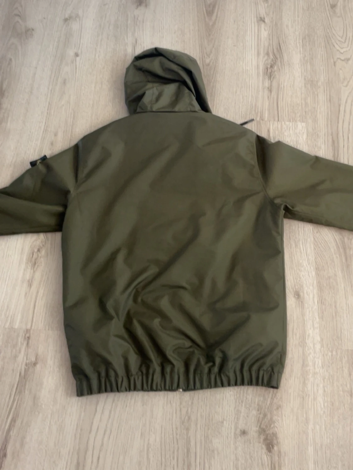 Grön vindjacka med huva Stone Island - 1
