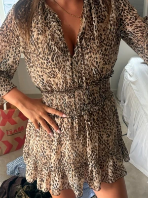 Kort leopardmönstrad klänning - Snygg kort klänning med leopardmönster , perfket till allt!!!🥰🥰🥰från Zara 