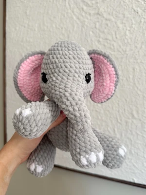 Gosedjur - Handvirkad elefant🐘 - Virkad elefant i chenillegarn 🐘 . Elefanten har svarta säkerhetsögon som sitter fast från insidan. Rekommenderas dock inte för de allra minsta barnen, då det alltid finns en viss risk, vid hårt drag, att de lossnar.   Elefanten är 22cm i höjd.   Perfekt som present eller mysig inredningsdetalj! Tvättråd: max 30°C, handtvätt.