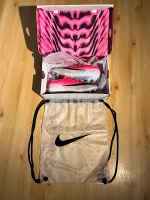 Nike Rosa Skor - Hej! Säljer ett par Nike Mercurial Vapor 17 rosa skor | Storlek 41 använda 5 gånger | Allt originalit tillkommer box, påse, kvitto | Hör av dig vid frågor 😀