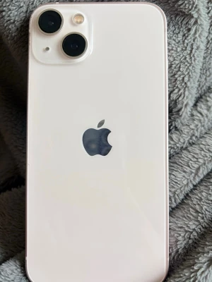 Rosa iphone 13 - Rosa iphone 13, batterikapacitet på 75% så behövs bytas. Köptes 2023 om jag ej minns fel. Skulle säga att själva telefonen är i bra skick om man bortser från batteriet då, framsida har en repa (bild 2) . Även lite skavanker på sidan (bild 3) och lite smuts runt kamera lenserna som jag försökt ta bort det mesta av (bild 4). Annars är den i bra skick, har ej orginalförpackning tyvärr men packeteras bra såklart. Pris kan diskuteras vid snabb affär ❣️❣️ 