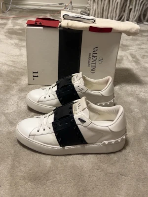Valentino Open rockstud - Storlek: 38 Skick:  9,3/10  Nypris: ca 4899 kr  Allting originalt ingår  100% autentiska  Hör av er vid frågor & köp.