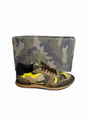 Valentino rockrunners strl 41  - Säljer ett par äkta Valentino Rockrunner i mycket fint skick. En stilren sneaker med hög komfort och exklusiv design som passar både till vardags och mer uppklädda outfits. • Märke: Valentino Garavani • Modell: Rockrunner • Storlek: 41 • Skick: Mycket fint skick (se bilder)  Skorna är väl omhändertagna och redo att användas. Hör gärna av dig om du har frågor eller vill ha fler bilder. Pris kan diskuteras vid en smidig affär.