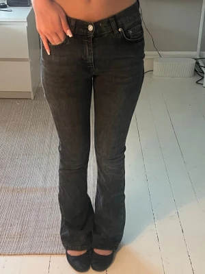 mörkgråa bootcut jeans  - jeans från gina som är mörkgråa/ som en urtvättad svart. medelhög midja och såååå bekväma. (finns ett par till på min profil) 🩶