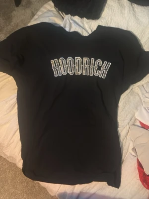 Hoodrich - En hoodrich tröja, använd fåtal gånger och bokstäverna har kamouflage tyg på sig