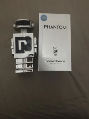 Paco Rabanne Phantom Eau de Toilette - Unik parfym från Paco Rabanne i en futuristisk robotformad flaska i silverfärg. Doften Phantom kombinerar fräscha och aromatiska noter och flaskan är tillverkad i metall och plast. Perfekt för dig som vill sticka ut med en cool design på parfymhyllan.