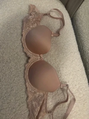 Rosa spets-bh från Change Lingerie -  ljusrosa bh från Change Lingerie  Axelbanden är justerbara, storlek 65E