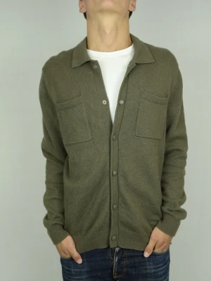 Massimo Dutti stickad overshirt  - MASSIMO DUTTI STICKAD OVERSHIRT Storlek : XL Passform : Normal Användning : Tröjan är i ett fint skick men lite nopprig Nypris : Cirka 1200SEK Modellen på bilden : 182CM och väger 73KG