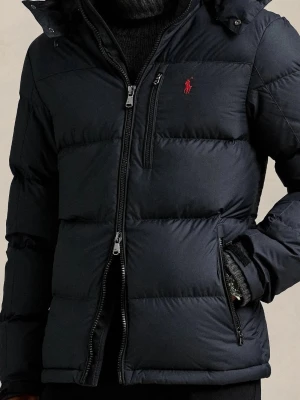 Svart dunjacka från Polo Ralph Lauren - Snygg svart dunjacka från Polo Ralph Lauren med röd logga på bröstet. Jackan har huva, tvåvägsdragkedja, sidofickor med dragkedja och quiltad design. Perfekt för kalla vinterdagar och riktigt varm tack vare dunfyllningen. KVITTO FINNS!!!!