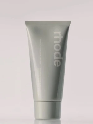 Rhode Barrier Restore Cream  - Barrier Restore Cream från rhode är en silvrig tub med minimalistisk design. Krämen är en lätt men rik ansiktskräm som återfuktar och stärker hudbarriären. Perfekt för dig som vill ha en mjuk och återfuktad känsla. Använd några gånger. 