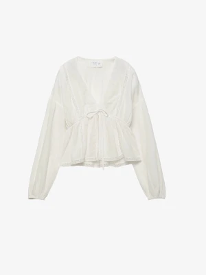 Vit boho-blus med knytband - Söt vit blus i tunn, luftig bomull med v-ringning och knytband framtill. Blusen har långa ärmar med resår vid handlederna och spetsdetaljer längs sömmarna. Perfekt till jeans eller kjol för en avslappnad boho-look. Den är aldrig använd men har dock inte lappen kvar! 💕