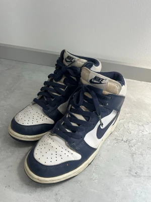Nike dunks  - Vita och mörkblå Nike dunks i storlek 38