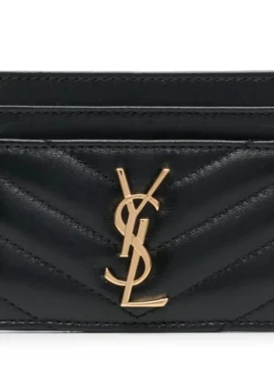 Svart YSL korthållare i läder - Snygg svart korthållare från Yves Saint Laurent i quiltat läder med guldigt YSL-logo framtill. Perfekt för kort och ID, stilren och lyxig design som passar i fickan eller väskan. Helt ny 