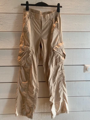 Cargo byxor  - Snygga baggy cargo byxor med bra passform!!