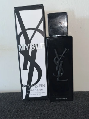 Yves Saint Laurent MYSLF Eau de Parfum - ✨ YSL MYSLF Eau de Parfum 40 ml ✨  Säljer min YSL MYSLF Eau de Parfum 40 ml eftersom den inte används.  ✔️ 100% äkta ✔️ Originalkartongen medföljer ✔️ Endast några få spray använda – i princip som ny ✔️ Förvarad på rätt sätt, mörkt och svalt ✔️ En modern, fräsch och elegant herrparfym med en ren och träig doft som passar perfekt både till vardags och vid finare tillfällen.  Parfymen är i mycket fint skick. Se bilder för hur mycket som återstår i flaskan.  Skicka gärna ett meddelande om du