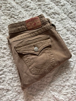 Beiga jeans från True Religion - Säljer dessa jeans i väldigt fint skick, knappt använda. Mått finns i bilderna. Hör av dig vid frågor. Pris är diskutabelt 💕