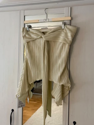 Tub topp från asos - Väldigt fin tub topp från asos köpt ganska nyligen men säljs på grund av fel pass form! 