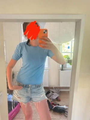Blå stickad tshirt  - Från Zara strl M men passar mer som en S/XS. Säljs för 45kr🩵