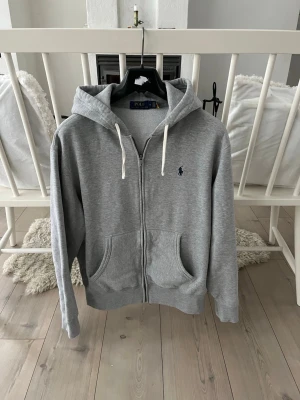 Ralph lauren zip hoodie  - Säljer en väldigt fräsch zip hoodie från Ralph lauren! Mjuk och skön. Storlek M, passar bra på mig som är runt 180! Pris 799