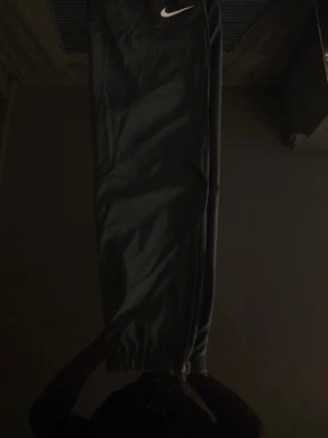 Svarta mjukisbyxor från Nike - Nike Miller byxor Säljer ett par Nike Miller-byxor i storlek M. Byxorna är helt nya och aldrig använda. Perfekta för träning eller vardag. Storlek: M Skick: Helt nya, aldrig använda