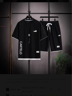 Svart t-shirt med vit logga från Cartelo - Svart t-shirt från Cartelo med vit logga och text på sidan. T-shirten har korta ärmar, rund halsringning och kontrasterande vita detaljer vid ärmslut och nederkant. Tillverkad i mjukt material, perfekt för en avslappnad stil.