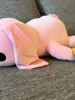 NY! ZURU Hug-A-Lumps 1,5kg kanin gosedjur - Söt rosa mjukisdjur i form av en kanin med långa öron och svart broderade ögon. Kaninen har en fluffig svans och är tillverkad i mjukt plyschmaterial. Perfekt som gosedjur eller dekoration i rummet. Ny i kartong!