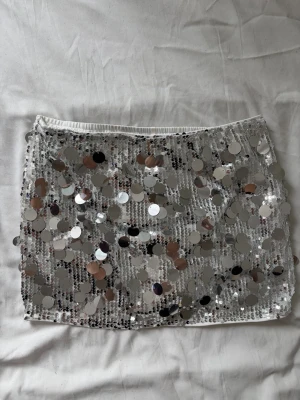 Paljett kjol  - Silvrig paljett kjol med inbyggda shorts som är använda 1 dag på festival! Passar storlek xs/s 🤍