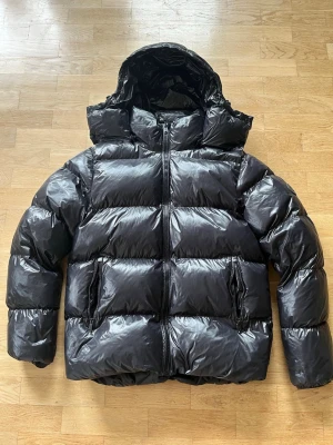 Glossy vinterjacka  - Glossy vinterjacka från everest otroligt fint skick varm och skön. Fryser inte alls på vintern med denna jacka storlek M 