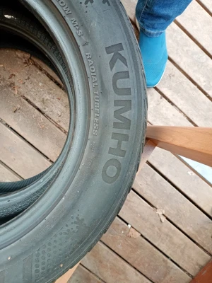 1 styck Svart bildäck Kumho & Wintercraft 225/55 R 16 99 H - Säljer 1 styck svarta bildäck, ett från Kumho och ett från Wintercraft WP71. Storlek på Wintercraft-däcket är 225/55 R16 99H. Båda däcken är radial tubeless och passar till personbil. Perfekt för dig som behöver nya däck till bilen. Hämtas i Skene.