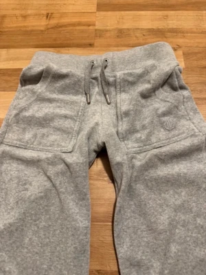 Gråa mjukis - Lågmidjade flare mjukis från juicy couture i storlek xxs