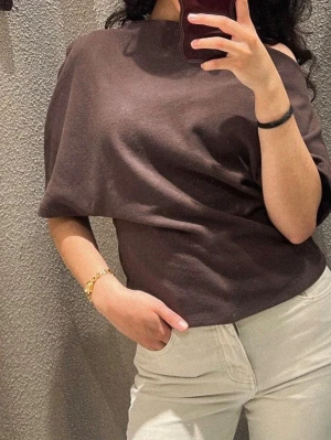 Brun asymmetrisk topp - Topp från Gina Tricot, aldrig använd. Helt ny utan prislapp.