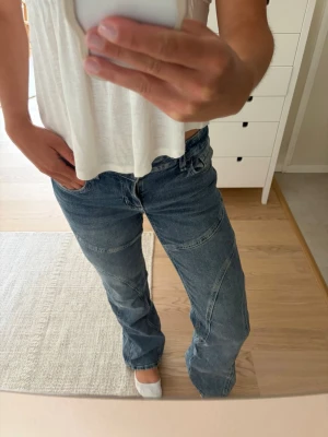Blå raka jeans med sömdetaljer - Säljer ett par blå jeans med raka ben och markerade sömmar över knäna. Jeansen har klassisk femficksmodell och normal midja. Fint skick & sparsamt använda!😍🙌🏼
