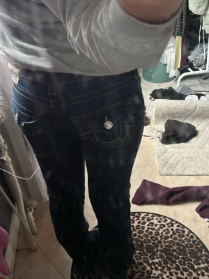 TRUE RELIGION JEANS - Jätte fina True religion jeans i storlek 26. Jeansen är avklippta så dom passar mig bra i längd som är 160 och är lite nersydda så dom är mer lågmidjade modellen är joey. Jag har även satt i snören så man kan dra åt midjan ifall dom är lite stora i midjan men bra i låren men man kan dra ut snöret om man inte vill ha de 💕