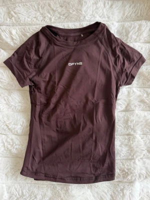 DFYNE impact short sleeve top  - DFYNE impact short sleeve top brun i storlek xs. Helt oanvänd endast testad. 