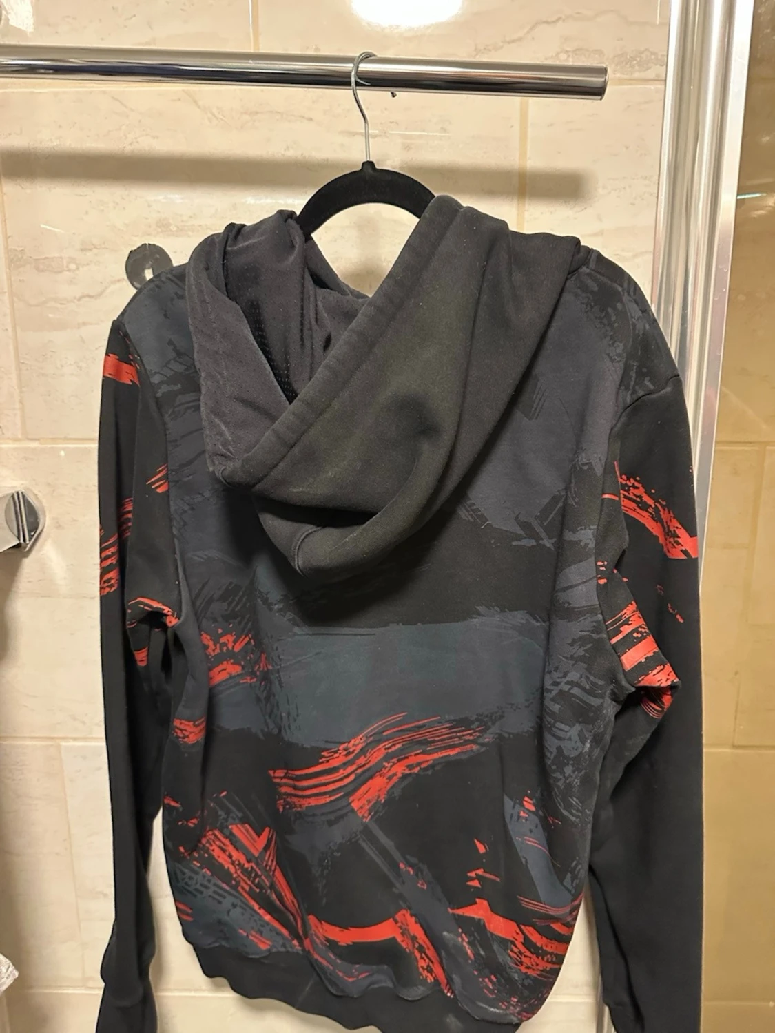 Svart och röd UFC hoodie - 1