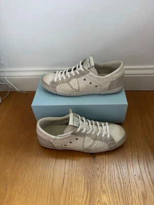 Philippe model sneakers - Hej 👋 säljer dessa feta Philippe model. Använda med i fint skick fortfarande den enda defekten är en lite i hälen se bild 6. Skorna är äkta och har fysiska kvittot. Har box och dustbag storlek 45‼️
