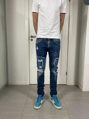 Replay jeans  - Säljer ett par blå replay jeans med slitningar. Vid slitningarna ser man inte huden utan tyg som täcker för. Mycket bra skick. Storlek W31 L32. Skriv för vidare funderingar🙌