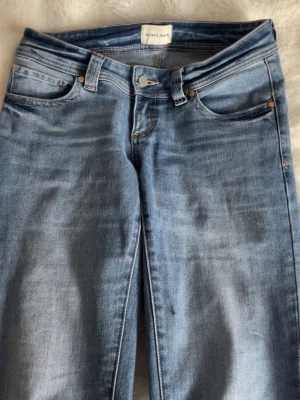 Ljusblå bootcut jeans från Abrand - Säljer dessa supersnygga jeans från Abrand eftersom de inte kommer till användning. En mascara fläck på benet men inget man tänker på. 💞