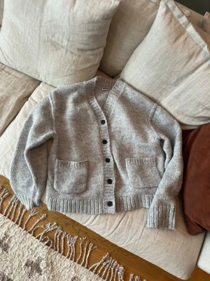 Ljusgrå kofta från Weekday - Mysig ljusgrå kofta från Weekday med v-ringad hals. Säljer denna nu då den inte passade. Upplevs som xs/s. Super fin!💖