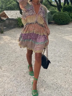 Färgglad kortklänning med volanger - Superfin mönstrad klänning. Inga defekter 