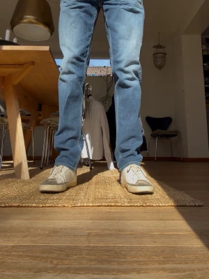 Blå raka jeans i klassisk modell - Säljer ett par blå jeans från Replay med rak passform och normal midja. Jeansen har en klassisk femficksdesign och är tillverkade i ett slitstarkt denimtyg. Perfekta till vardagsstilen och funkar året runt. Inga synliga loggor eller detaljer från specifikt märke. För bättre bilder får du gärna höra av dig så löser jag!