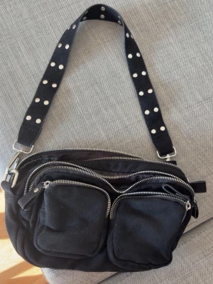 Gina tricot väska - Svart väska från Gina tricot med flera fack och silvriga detaljer 