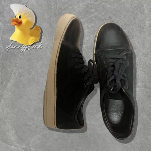 Lanvin mattoe sneakers  - Säljer nu dessa marinblåa lanvins i uk 5/39. De är använda men fortfarande bra skick. Äkta✅Man får endast skorna !! Skriv privat för frågor. 