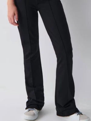 Svarta kostymbyxor med pressveck - Säljer ett par svarta kostymbyxor med bootcut och pressveck framtill. Byxorna är mid waist och stängs med två knappar i linningen. Snygg och stilren modell som passar till många olika looks.💕💕använda fåtal gånger