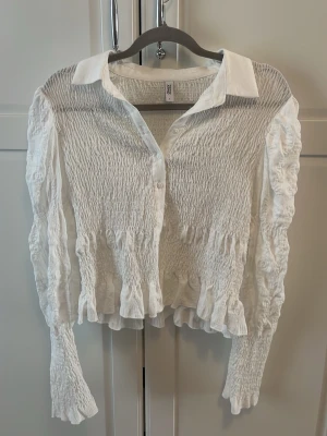 Smockad volang topp only - Jätte fin långärmad smockad volang blus från only i storlek s säljer endast för den inte passar mig helt längre, men den är i bra skick och så fin passform.
